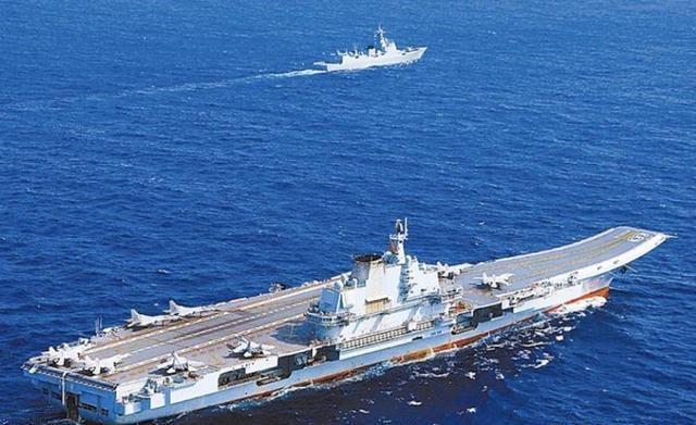 日本绝望了，901补给舰来了！日本F15J被歼15雷达照射之后，日本发现90