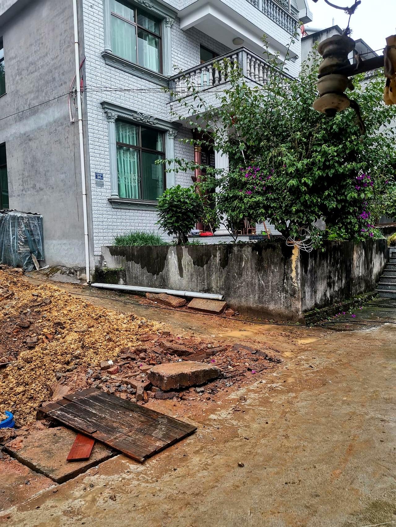 在医院走廊端着保温桶时，表妹停住了脚。病房里，突发心梗的老伴气息发虚，念叨的却