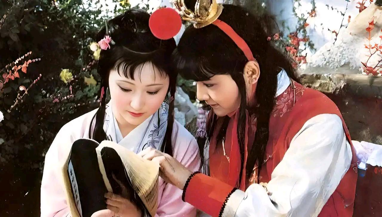 电影《红楼梦》作为中国文学经典《红楼梦》的银幕再现，以其深厚的文化底蕴和细腻的情