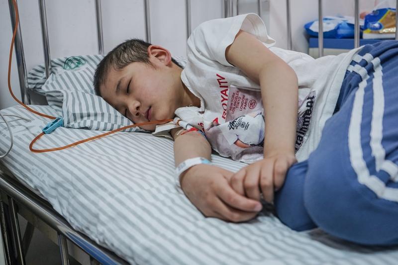 女子高烧9天查不出原因，竟是输液管被血栓堵死！这个细节救了她一命女子连续高