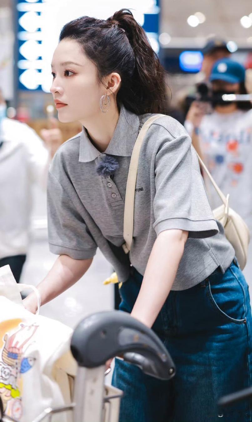 李沁少女感爆棚，灰色体恤穿出满满气质～​​​