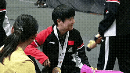 莎莎这一挥手[笑着哭]像哄小孩一样[大笑][大笑][大笑]，又一个被打服的[呲牙笑]