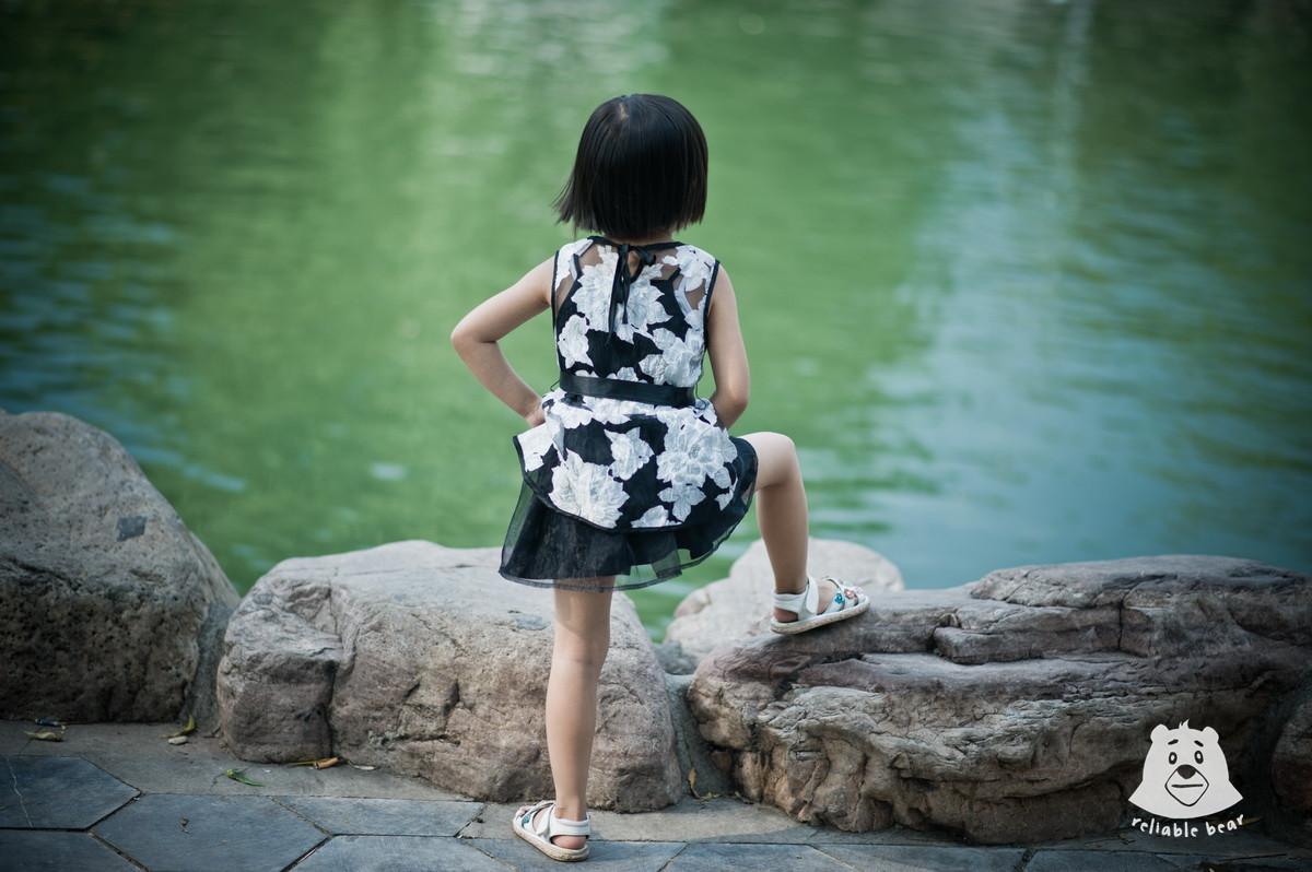 别人的女儿很文静, 可我却生了个女汉子