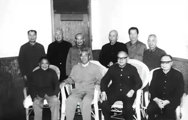 1977年，叶剑英八十大寿，邓小平等人前来祝贺，称叶剑英为老帅，叶剑英则称邓小平