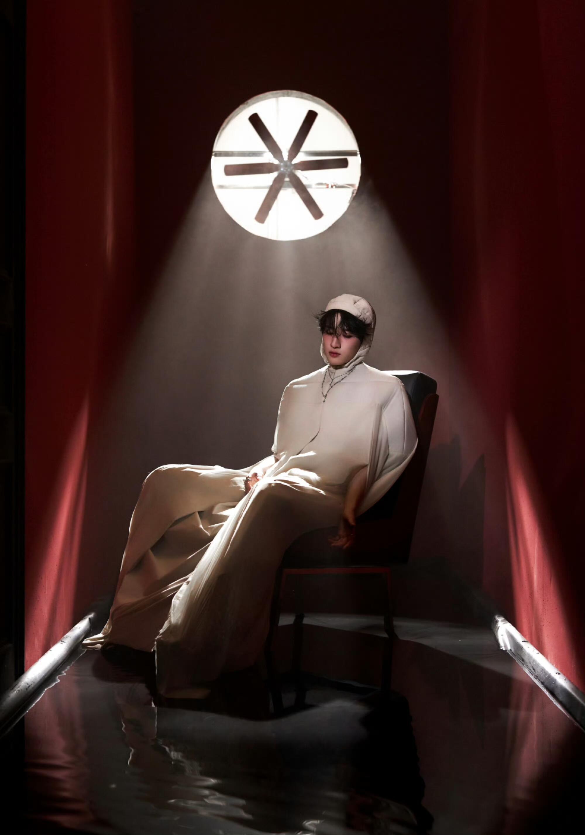 严浩翔inRICKOWENS2025春夏系列，之前就有穿过这个系列，这一