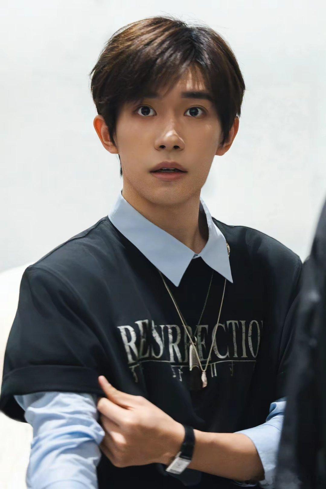 易烊千玺这资源也太牛了，新电影《狂野时代》刚上映就被骂惨，豆瓣评分直接跌破5.0