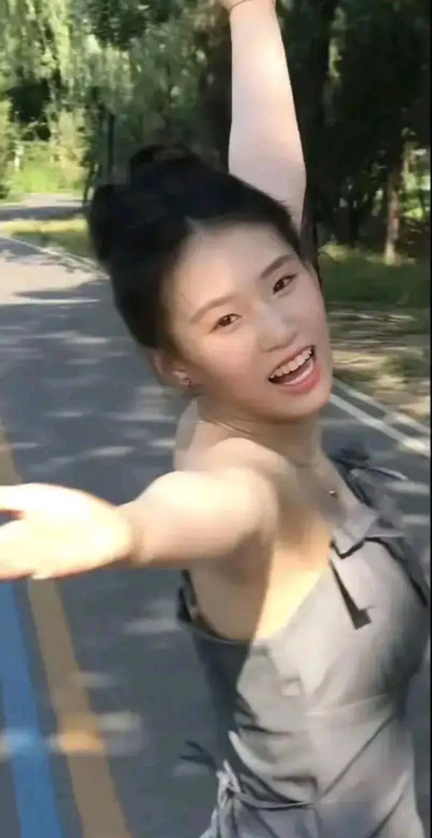 陈芋汐的日常拍，青春洋溢，美美哒！正所谓红气养人呐现在商业已经无孔不入，渗透