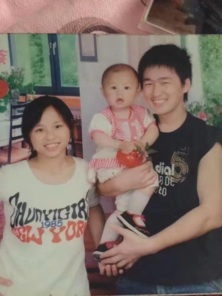 当年在怀里的小女孩一转眼就长大了，二十岁了​​​