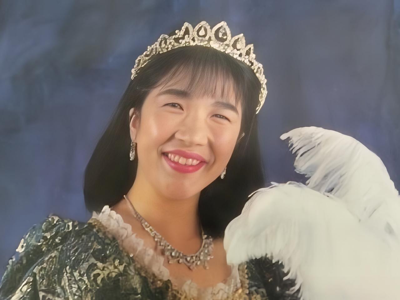 谁说人老了会显得慈祥？你看高市早苗，年轻的时候只是一般难看；年老后，丑中自带一股