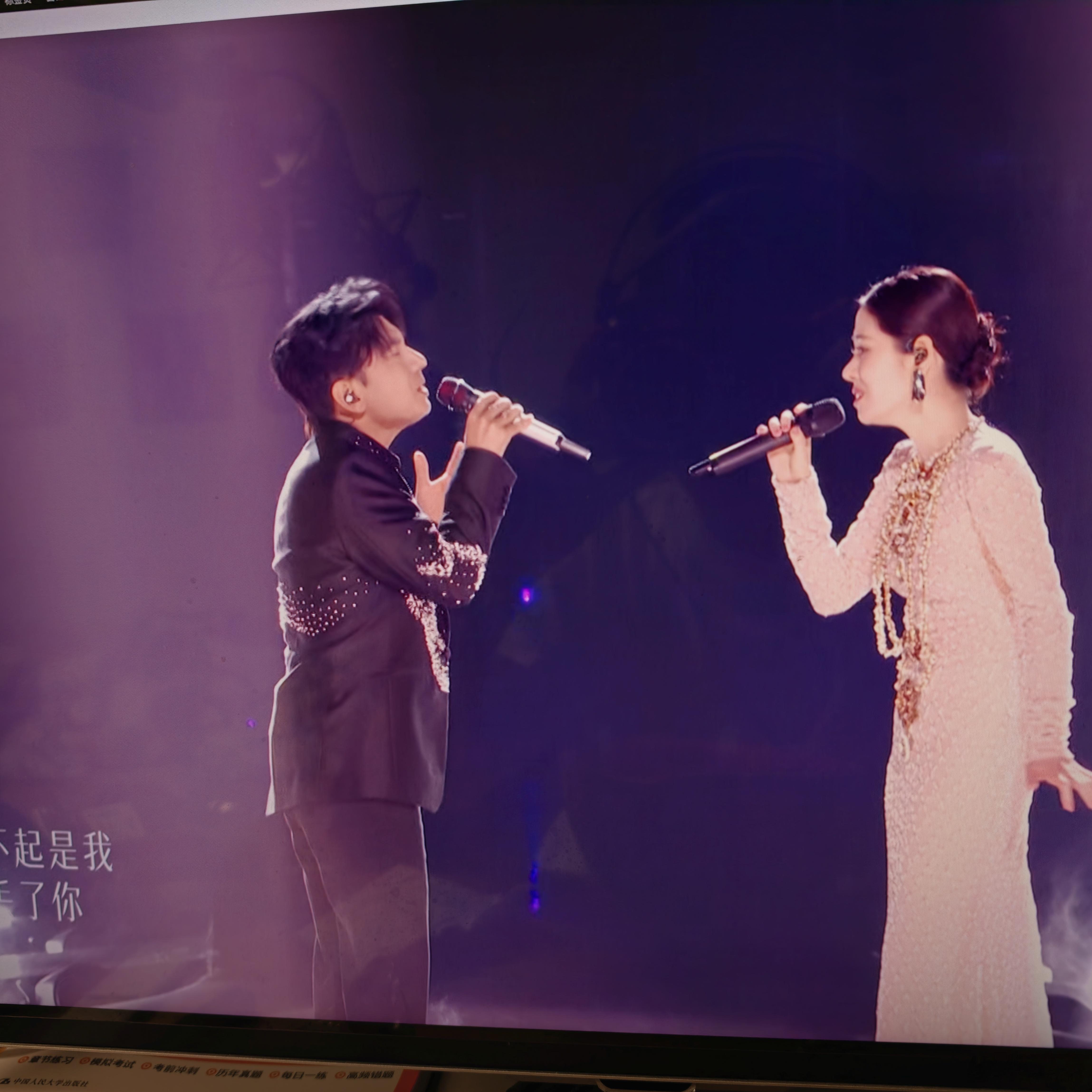 歌手直播看张碧晨和海来阿木唱「梦底」，感觉从“歌手”穿越到“天赐的声音”，其实这