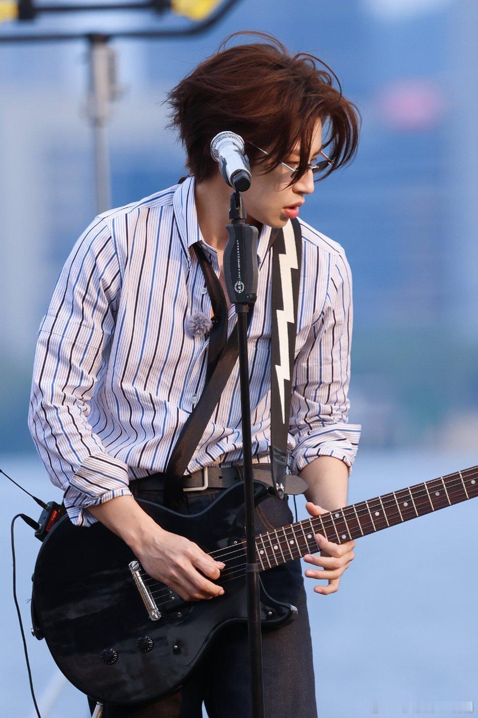 小鬼拱火拱到自己身上小鬼被姚晓棠的鸡翅打了小鬼拱火没成，反倒被鸡翅砸中，被问好不