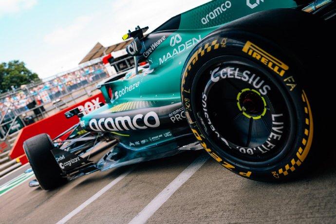 在英国的F1赛场上，汉密尔顿以1:28.376的成绩夺得冲刺赛杆位，把东子和潘子