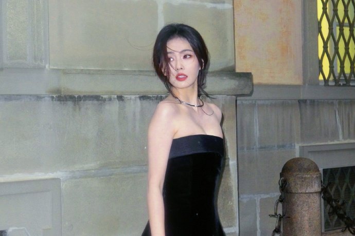 白鹿给莫离剧组的工作人员送手工花白鹿订了无指妈妈的手工花白鹿给莫离剧组的工作