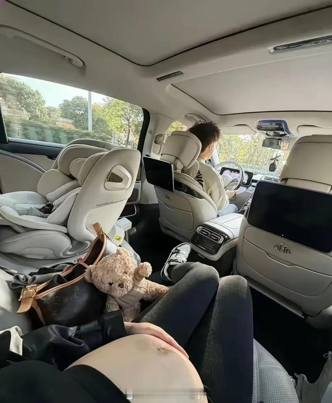 看完这两张图瞬间懂了，男人拼命奋斗到底为了什么。第一张怀着宝宝提前备好安全座椅