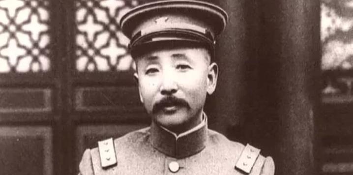 这天，49岁张作霖，被8名日本人请去吃饭。他嘻嘻哈哈刚要坐下，怎料，1个老头突然