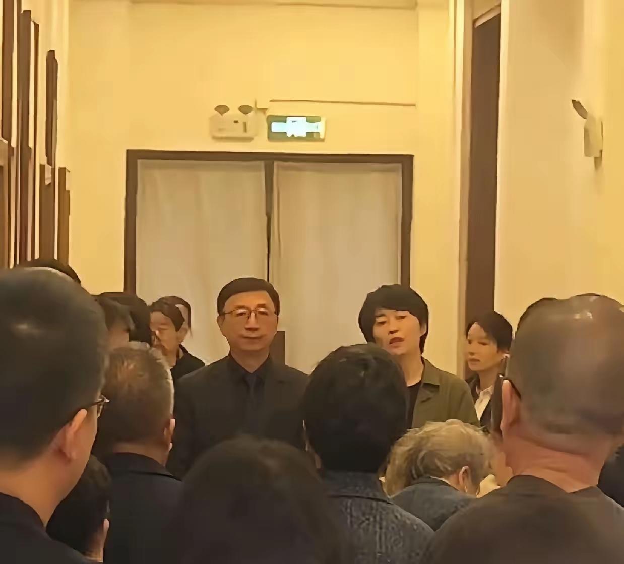 敬一丹走了，可她老公那个笑，看一次难受一次。73岁的王梓木，华泰保险的创始人