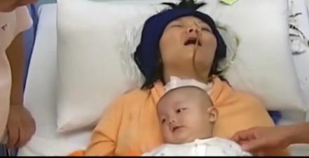 2008年，一女子因为怀孕成了植物人，为了救她，丈夫忍痛选择放弃孩子，没想到一直
