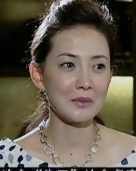 演员牛莉说：“当年，在拍《闯关东》时，大家在剧组给她起了个外号‘牛二’，平时见了