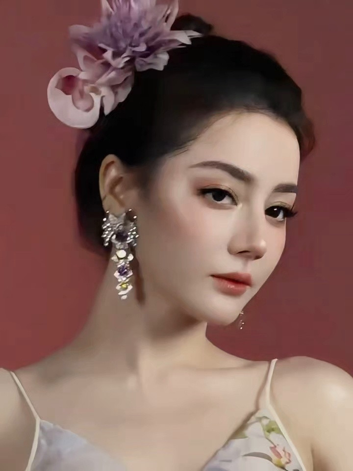 迪丽热巴好惊艳。迪丽热巴优越的面部轮廓，在花与光影里格外清晰，舒展又精