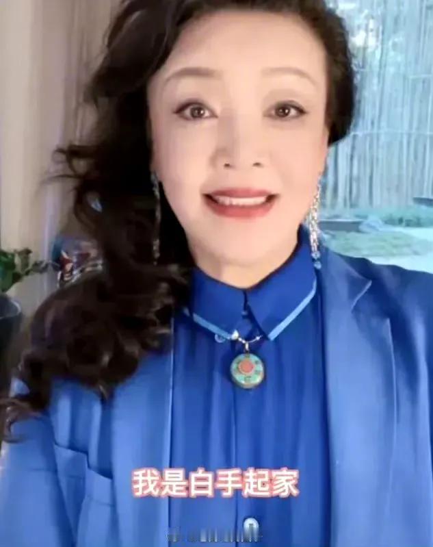 高情商课堂：张兰回复买不起丝绸衣服的粉丝张兰的直播间，一个粉丝说：“这件丝绸