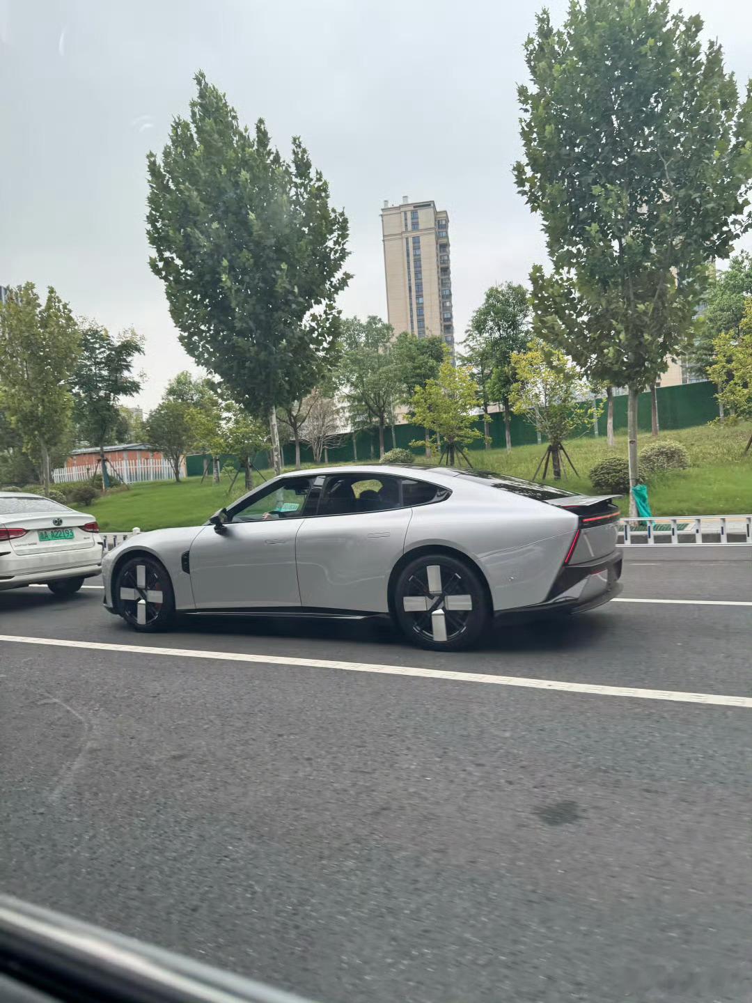 全新小鹏P7是真的帅啊，而且没有抄袭的痕迹，原创设计。​​​