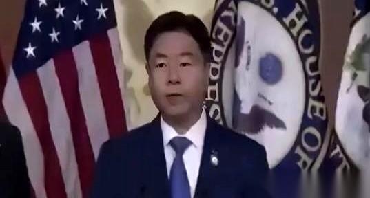 我跟你说，老特这回真不是被中俄吓着了，也不是被欧洲那帮老伙计给按住了。那都是面