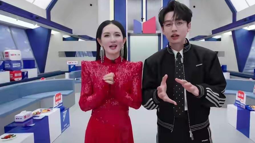 谢娜、齐思钧同框主持，差距一目了然2026《浪姐》的直播现场，谢娜和齐思钧同