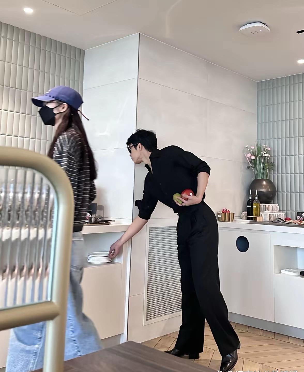 网友偶遇井柏然和超模女友刘雯一起现身巴黎机场，两个人的穿搭都好时尚，个子几乎一样