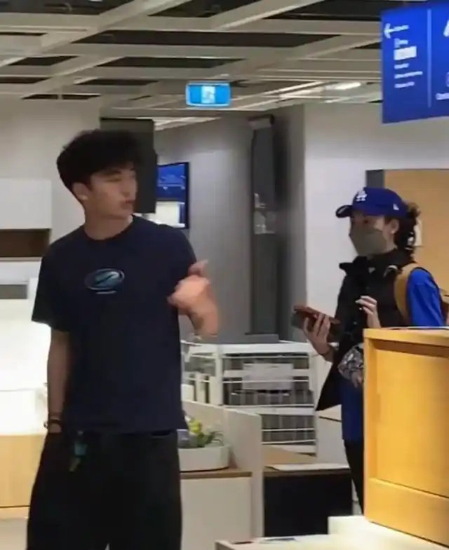18岁Lucas陪张柏芝逛宜家，个子高过妈妈，随性模样像不像谢霆锋？​
