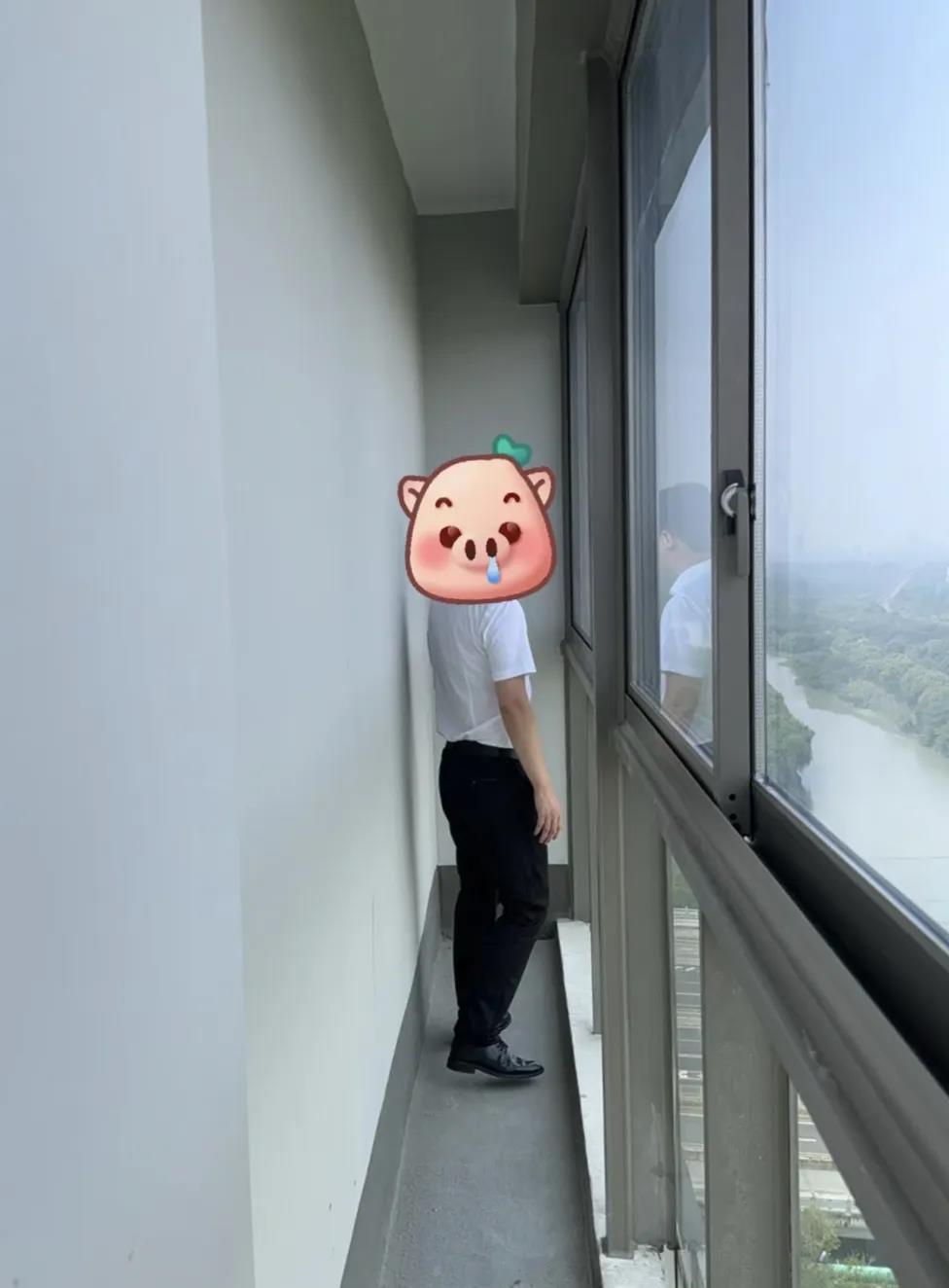 装修收尾才发现，阳台竟多了块闲置的小角落。说大吧，摆不了大件；说小吧，空着又实在
