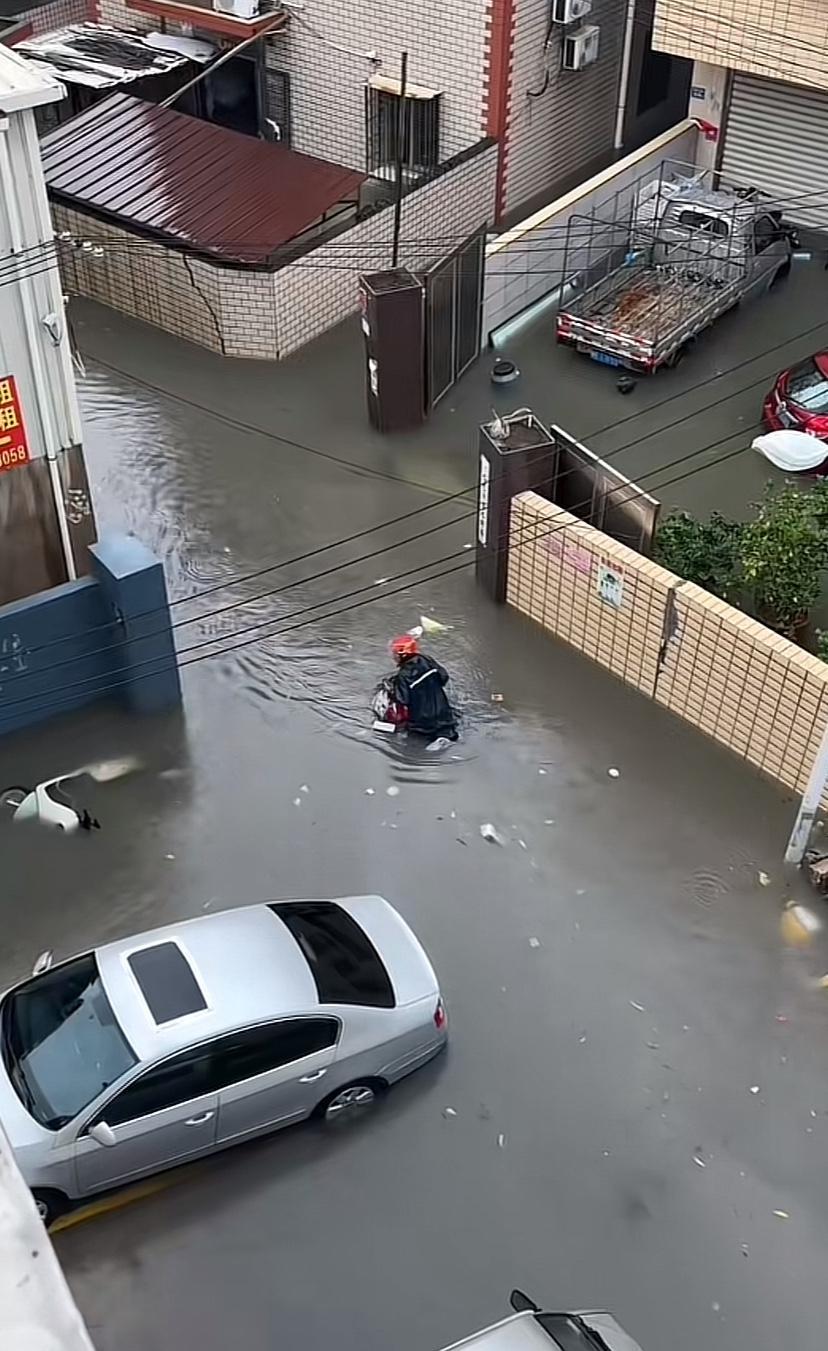 你总说没时间去看海，现在海来看你了，你又不乐意了。