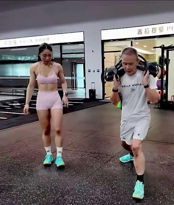 勇于进取的王石奋战在健身房