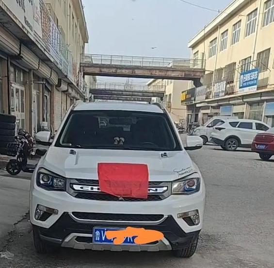 清明节去扫墓，把车停在村民家门口，给人打个招呼，说，“我们的车在你这儿停一下哈。