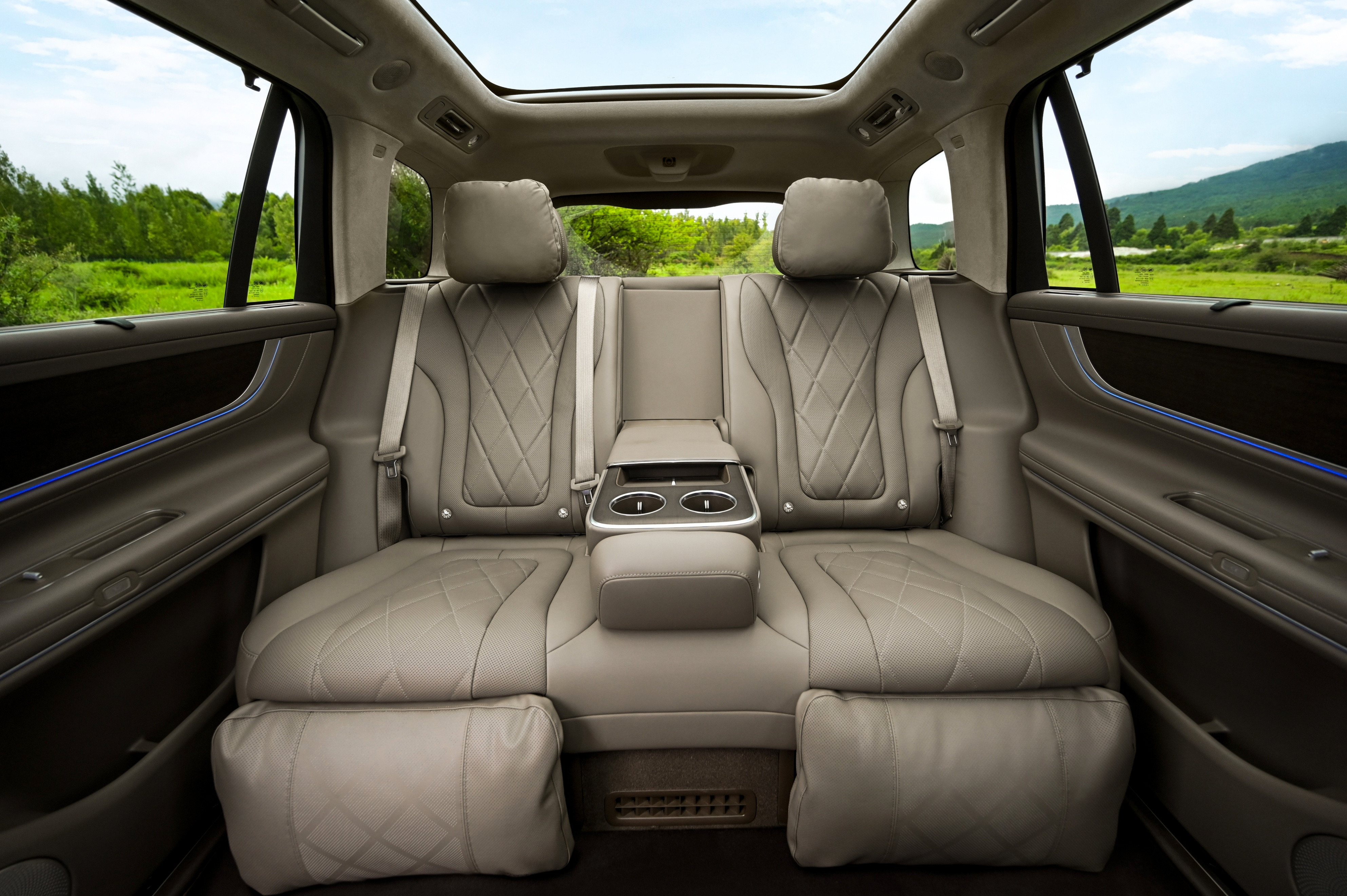 问界M9重新定义豪华，安全是最高底线有人问50万的车，到底什么才算真...