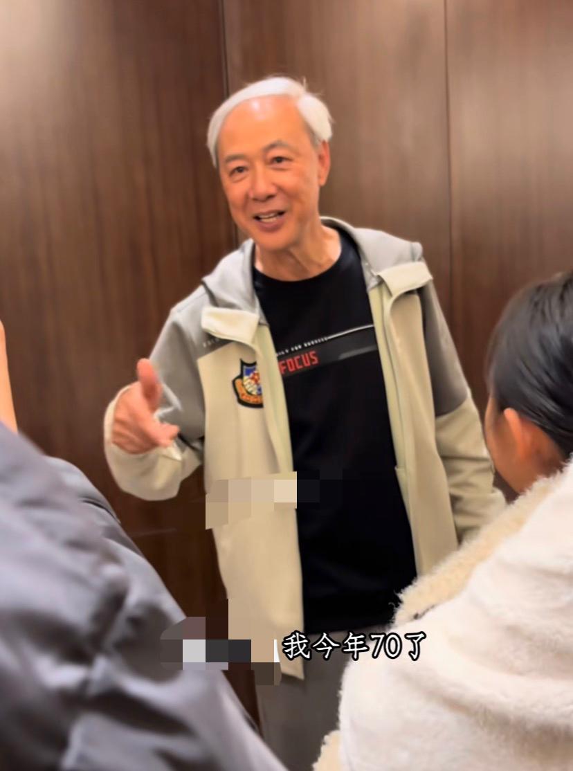 陈荣峻都70了啊！这个皮肤状态，真的不像70岁的人，满头白发显老，如果染