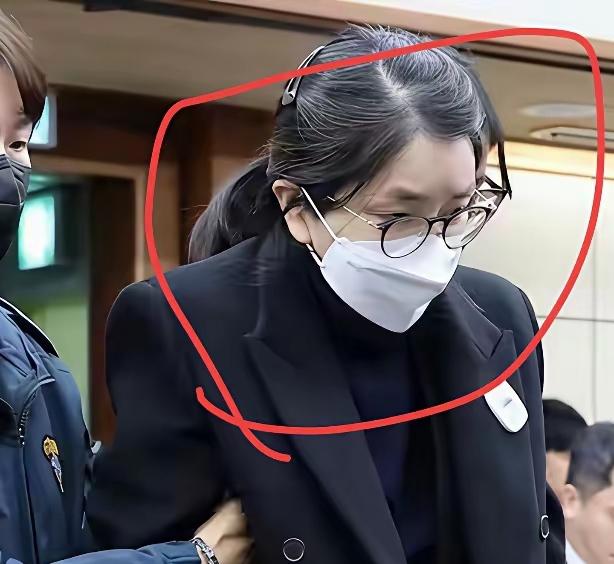 ​残酷的现实让人感觉到真是天壤之别。曾经风光无限的韩国原总统夫人金建希这时候出在