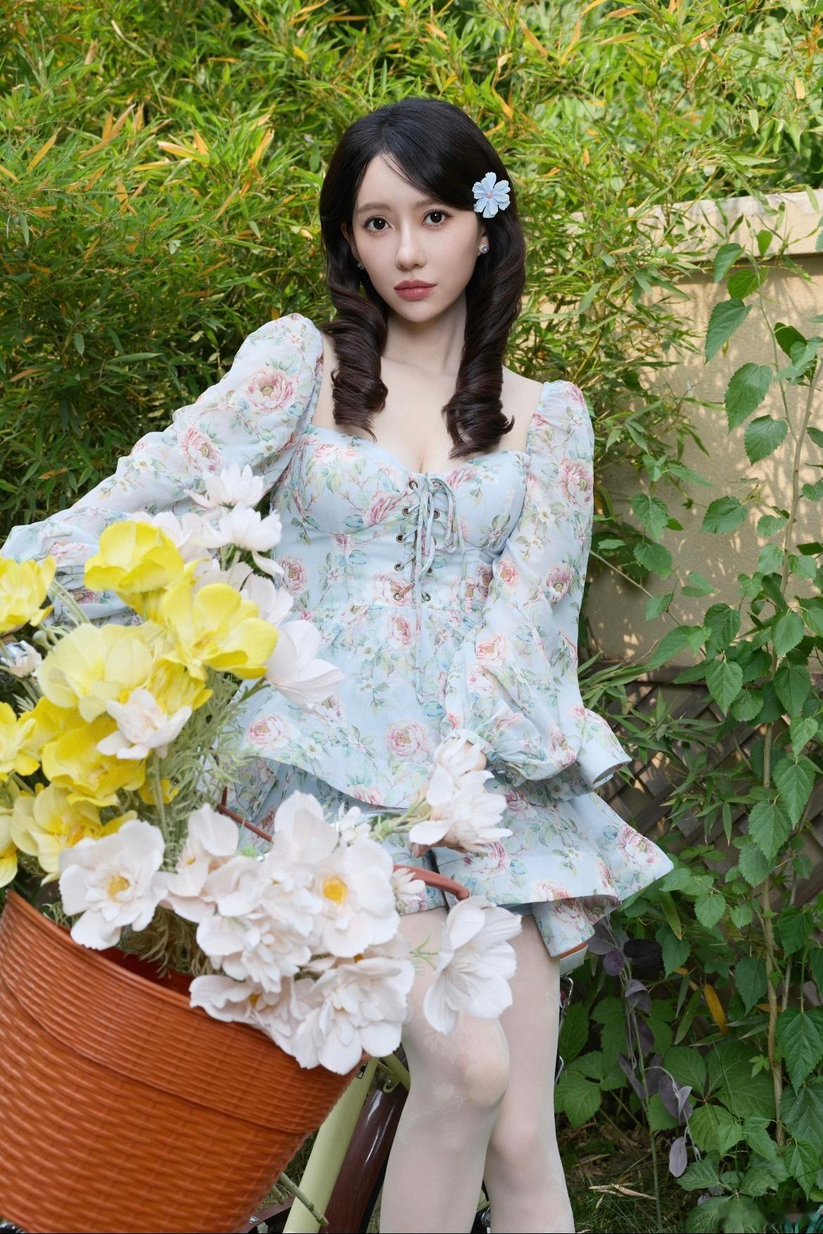刘萌萌🌸春季穿搭，花瓣裙配丝袜