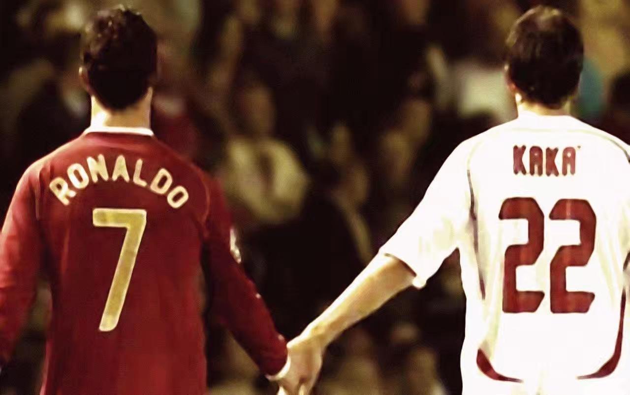 梅罗有多恐怖?这是2007年卡卡拿金球奖那一年,卡卡和C罗、梅西的同台合影。当