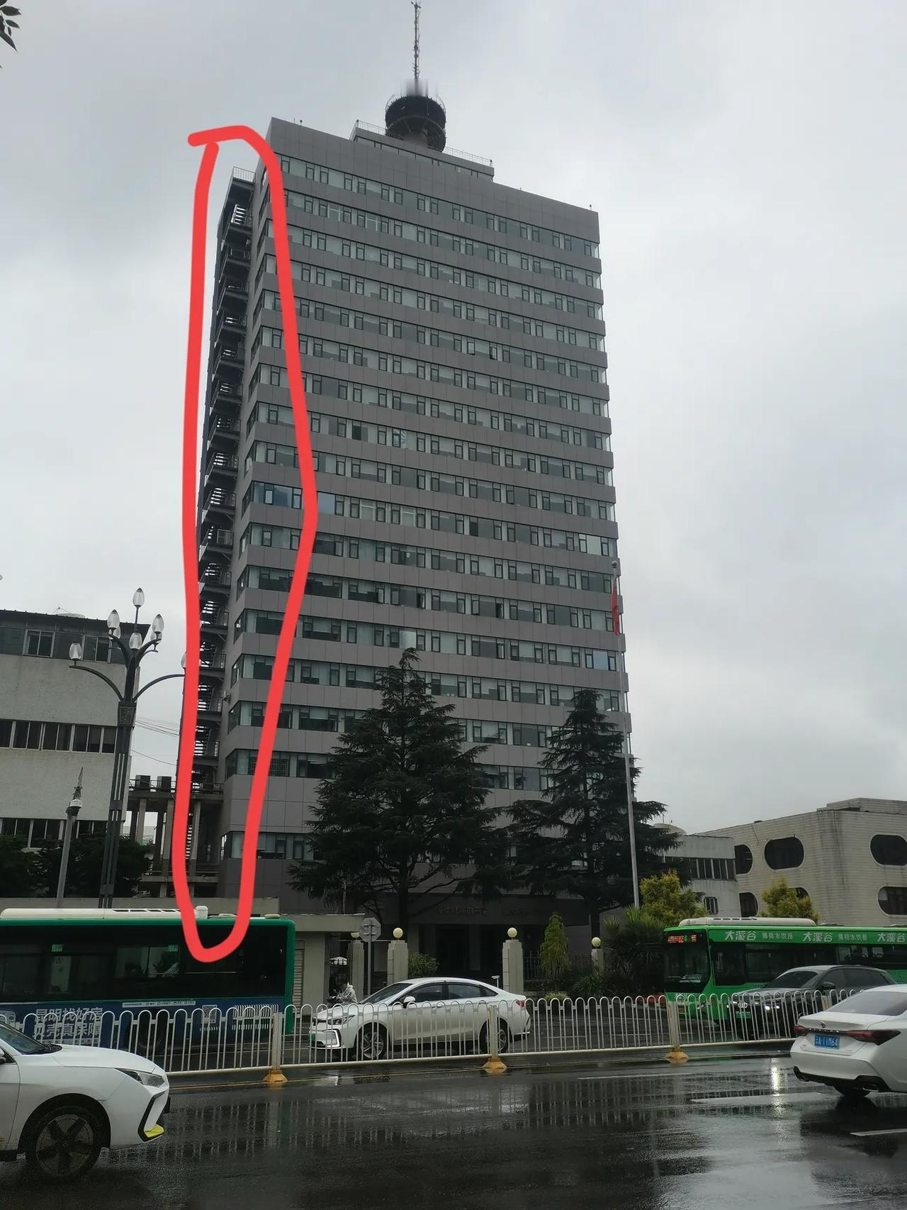 这幢楼是昆明广播电视台的老楼了建成四十来年了，也是当时昆明的最高楼之一。这个