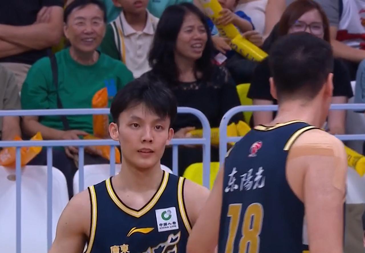 不得不说，徐杰才是广东队第一大腿，真外援！CBA常规赛第39轮，广东队坐镇主场