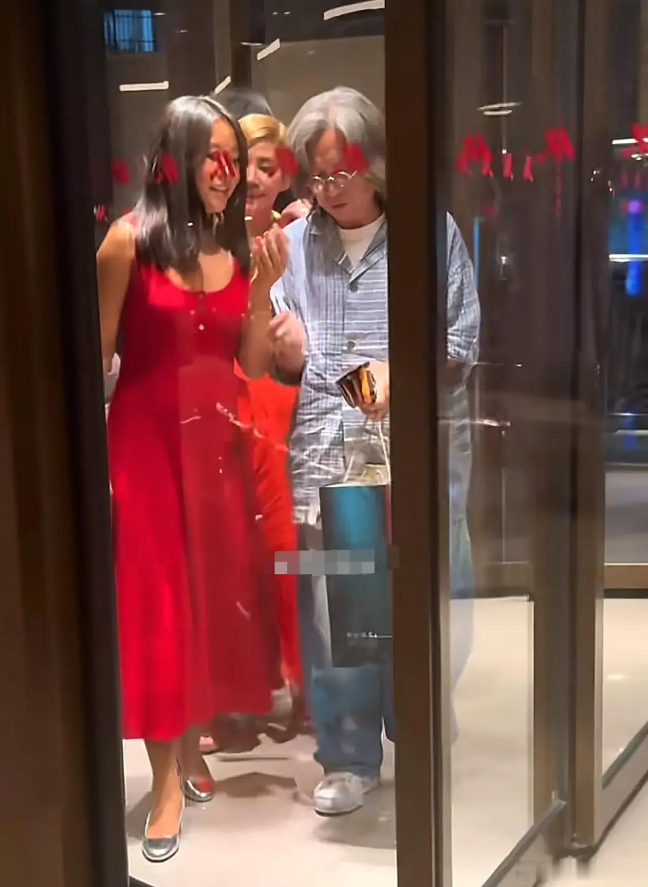 吴君如一家三口罕见现身，女儿竟然都这么大了，颜值变化真的好大！她和爸爸长得很像，