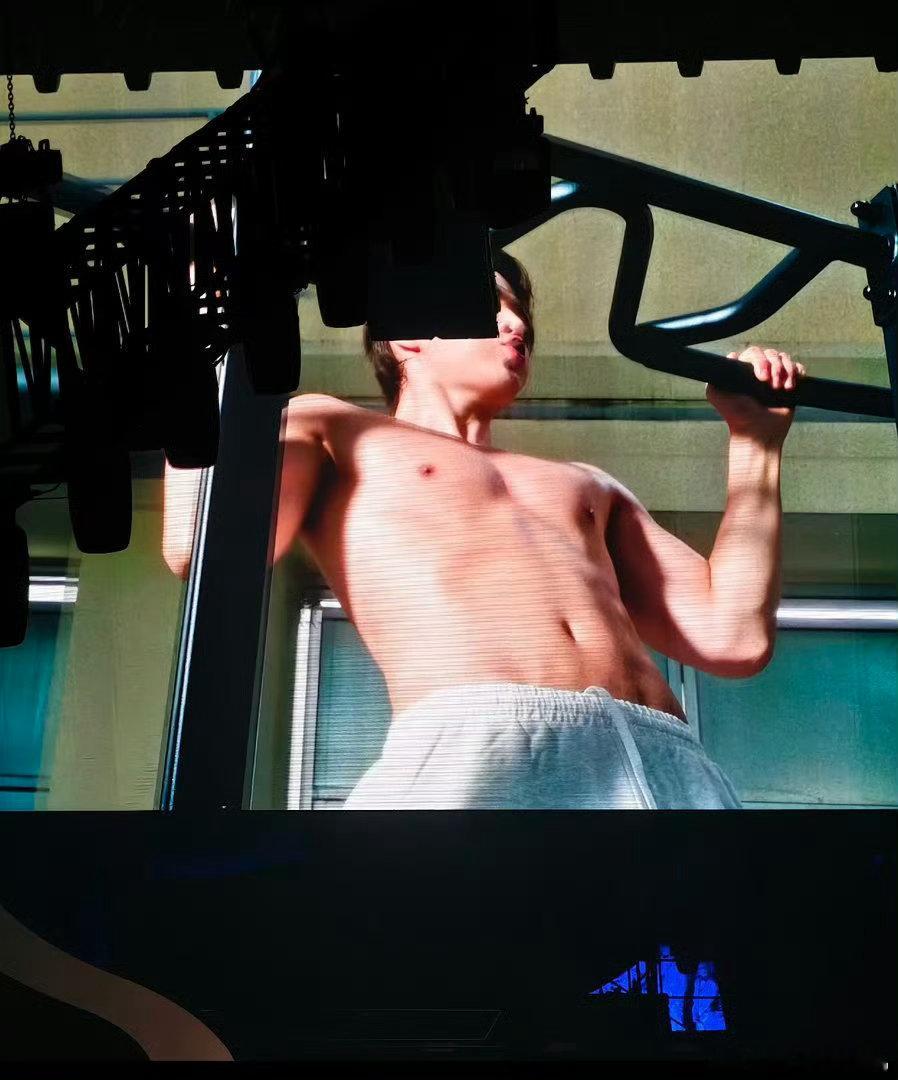 Henry肌肉是男人最好的医美滑铲名场面冲击力真的太强了，大幅度动作下全身线条