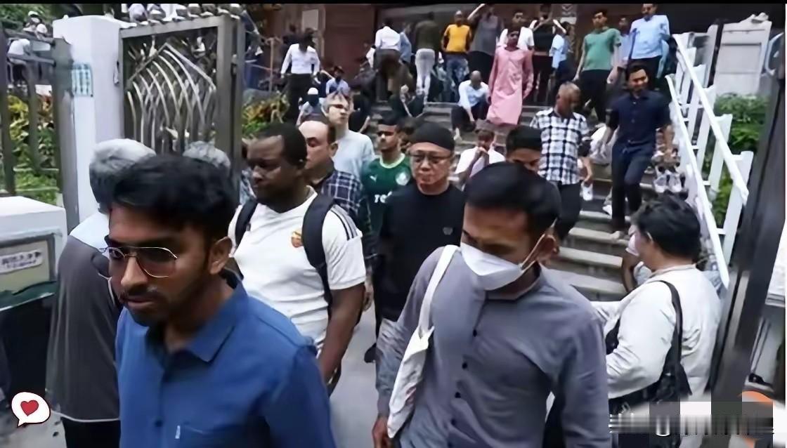 又有“外籍获得香港永居，7年后可拿到东方大国国籍”的消息传出，很多网友都很担心。