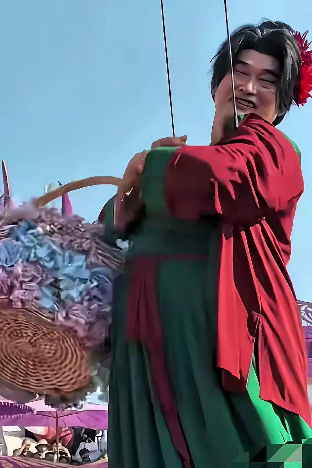 朱之文也可以叫作“朱大胆”。只要有金钱作为支撑，在任何节目中都可以出演，在所有的歌曲中都可以演唱，在