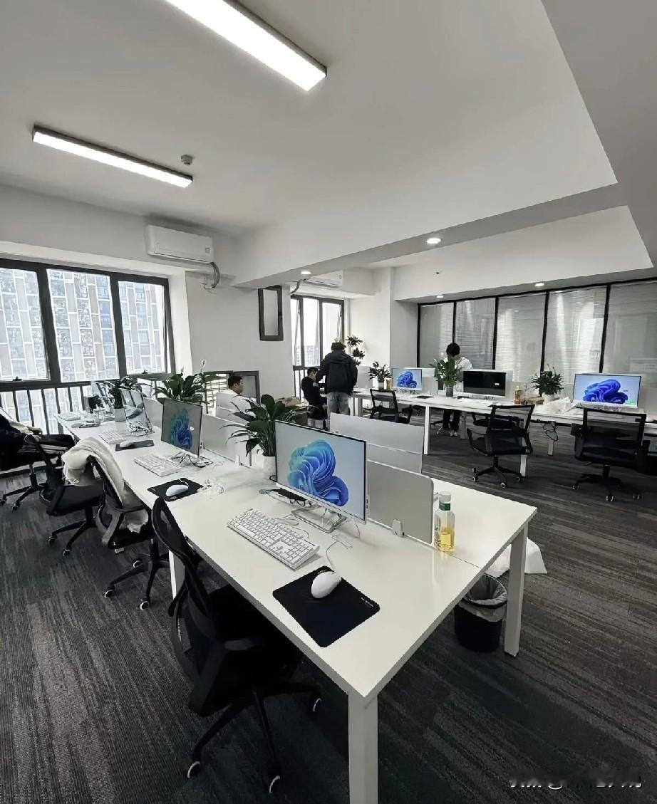 当一个员工出现下面4个表现里的2个时，那么就说明这个员工“成熟”了：1、不咬