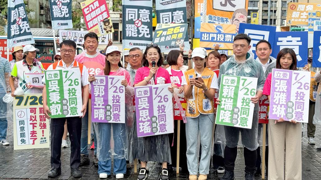 民进党51战队绿委吴秉叡（前排左起）、郭昱晴、吴思瑶、张雅琳（前排右起）、赖瑞隆
