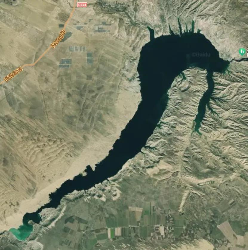 青海湖南面有一条大黑龙是什么？这一湾水域其实是龙羊峡水库，黄河上的第一大水库，在