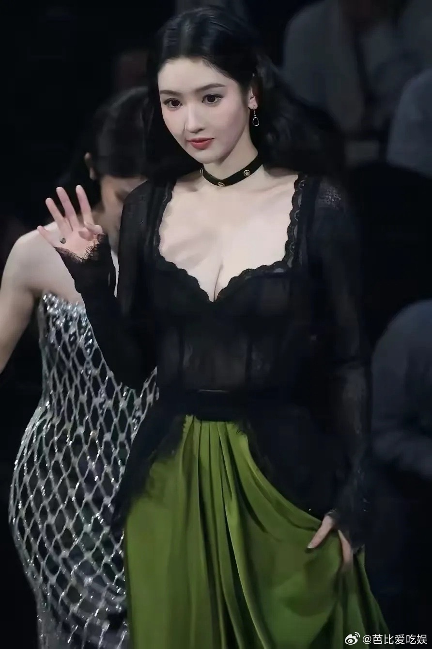 1.肖战和王玉雯十年前就认识了。2.王欧的妈妈跟妹妹现在跟她住在一起，一起帮着带
