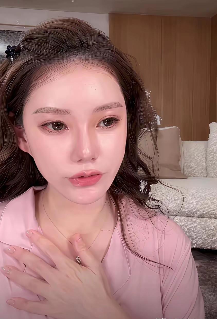 坐月子第几天了还开直播，这事我是真服。镜头一开，人还没完全恢复，脸上那股“我