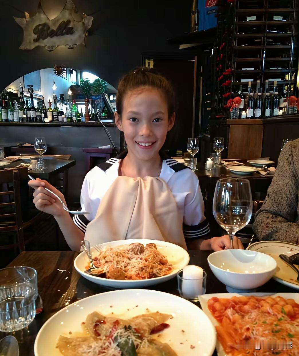 谷爱凌小时候，感觉是无忧无虑，开心快乐，非常的阳光，她的母亲在教育孩子方面肯定有